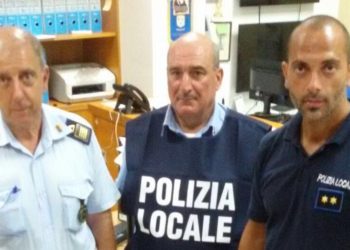 Taormina. Blitz della Polizia municipale contro l’ambulantato selvaggio sul Corso Umberto e in via Teatro Greco