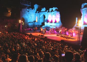 Taormina. Uccio De Santis conquista la Sicilia: oltre 4.000 spettatori e più di due ore di spettacolo al Teatro Antico