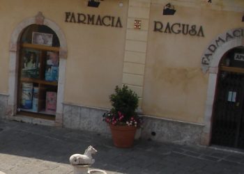 Taormina. Farmacia Ragusa “visitata” nella notte dai ladri. Indagini della Polizia