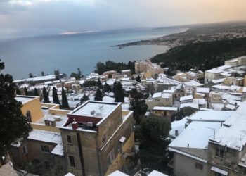 Taormina si sveglia sotto la neve (5 gennaio 2019)