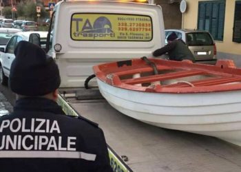 Polizia municipale di Taormina. Rimosso natante parcheggiato sul lungomare di Mazzeo. Multato il proprietario