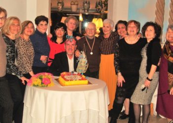 Taormina. Domenico Amato, un pezzo da… 90. L’anziano docente festeggiato da alcuni suoi ex alunni
