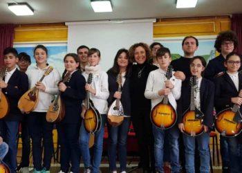Orchestra Mandolinistica Gioviale di Taormina. Saggio al Comprensivo 1: entusiasmo e tanti applausi