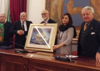 Taormina. L’artista Elio Gervasi festeggia i primi 40 anni di attività. Donato un quadro alla città