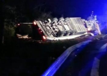 Tir si ribalta nella notte sull’A18, morto l’autista