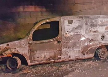 Taormina. Furgoncino in fiamme nella notte a Trappitello. Indagini dei carabinieri