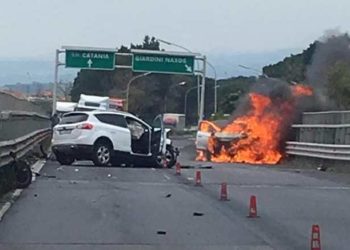 Ultim’ora. Incidente sull’A18 all’altezza di Giardini. Auto avvolta dalle fiamme