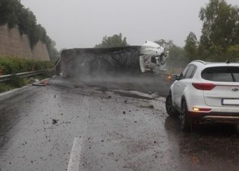 A18. Tir si ribalta all’altezza di S. Alessio (direzione Messina). Traffico in tilt