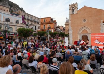 Taormina. Taobuk: Piazza IX Aprile gremita per Ian McEwan e Jhumpa Lahiri