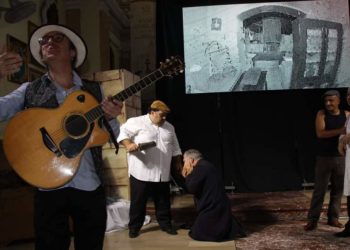 Giardini. Emozioni e applausi per lo spettacolo del cantastorie Luigi Di Pino