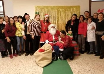 Taormina. Bimbi di Trappitello in festa con Babbo Natale e lo zampognaro