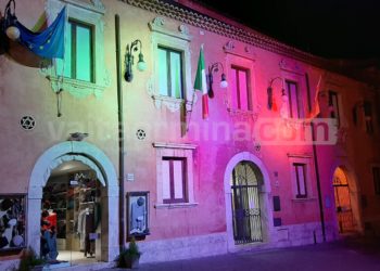 Taormina. Palazzo dei Giurati illuminato dal Tricolore della speranza