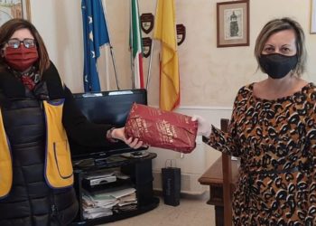 Coronavirus. Letojanni. Lions club: tessuto per realizzare mascherine consegnato all’assessore Teresa Rammi