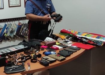 Taormina, Giardini e Letojanni. Numerosi furti su auto in sosta, i Cc denunciano 3 giovani