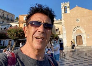 Taormina. Edoardo Bennato, selfie in Piazza IX Aprile: “Tanta roba”