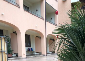 Taormina. I genitori: “Scuola dell’Infanzia, no alle aule-pollaio. Raccolta di firme in atto”