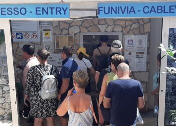 Asm Taormina. Gli ex lavoratori in somministrazione: “Per noi niente bonus. Il Governo fa due pesi e due misure”