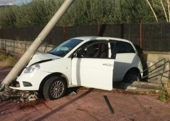 Taormina. Auto contro palo della luce. Il conducente (sotto effetto di droga e alcol) denunciato dalla Polizia Locale