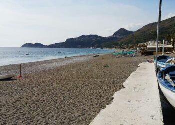 Erosione costiera. Letojanni, in arrivo il progetto per due nuove barriere a mare