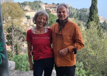 Anke e Günther, riecco i turisti stranieri a Taormina: “La nostra vacanza invernale in questo angolo di Paradiso”