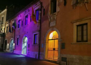 Taormina. “Giornata internazionale dell’epilessia”: Palazzo dei Giurati illuminato con il colore viola