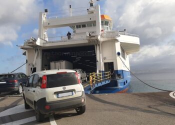 Spostamenti tra regioni bloccati fino al 27 marzo. In zona rossa vietate le visite a parenti e amici
