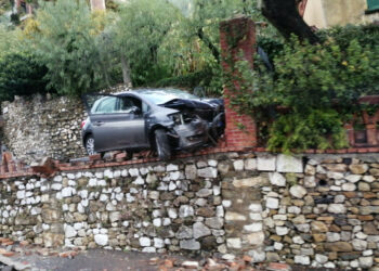 Taormina. Incrocia un autobus e perde il controllo del mezzo: automobilista 91enne finisce su un muretto