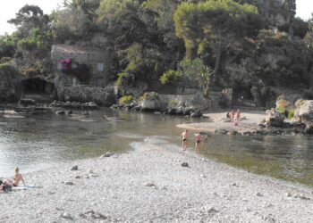 Taormina. Isolabella: baia bonificata da piattaforme in cemento e da elementi metallici