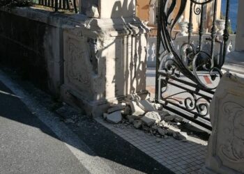 Polizia municipale Taormina. Controlli sul corretto conferimento dei rifiuti e multa a conducente di un autocarro autore di un danneggiamento