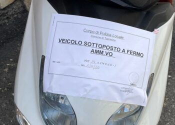 Taormina. Guida senza patente: multa di migliaia di euro. Scooter sequestrato dalla Polizia municipale