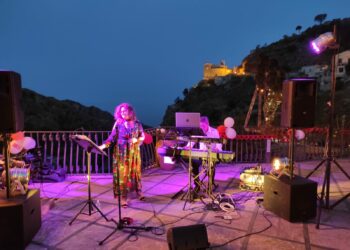 Savoca. “Notte Romantica” tra i lucchetti degli innamorati, il tour del borgo sull’Ape Calessino e tanta buona musica