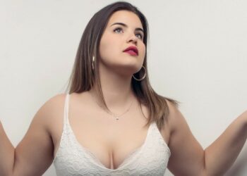 Fiumefreddo. Laura Antonella Paradiso nel calendario “Curvy Love” del fotografo Piero Beghi