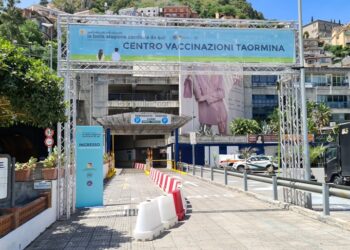 Taormina. “Faceva finta di inoculare il vaccino anti Covid-19”: medico indagato dalla magistratura
