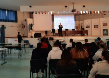 Taormina. Contrasto alla violenza di genere: il capitano dei Cc, Giovanni Riacà, “in cattedra” al “Pugliatti”