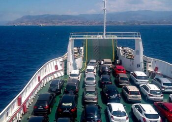 Musumeci scrive a Draghi: “Attraversamento Stretto di Messina a rischio paralisi a seguito delle nuove disposizioni sanitarie”