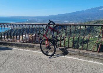 Taormina. Un ciclista precipita in un burrone e muore