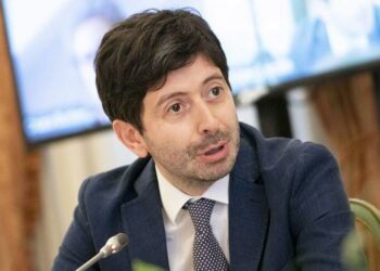 Ordinanza del ministro Speranza: “Stop mascherine all’aperto dall’11 febbraio”. Obbligatorie al chiuso almeno fino al 31 marzo