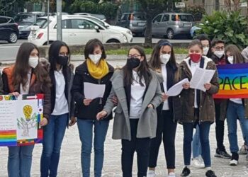 Taormina. Alunni del Comprensivo in piazza a Trappitello per la pace
