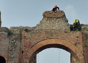 Parco Naxos Taormina. Pulizie di primavera per la scena del Teatro Antico