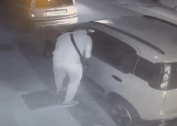 Giardini. Auto rubata in pieno centro intorno alle 21: ecco il malvivente in azione