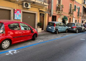 Giardini. Auto a forte velocità danneggia diverse vetture in sosta. “Zona invivibile e Amministrazione comunale assente”