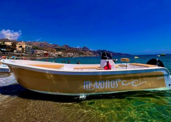 Giardini. Mykonos beach: escursioni in barca tutti i giorni ogni due ore. Alle 18 il mini tour per ammirare i delfini