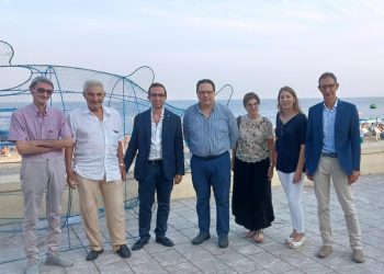 Service del Rotary club Taormina a Letojanni: “pesce in metallo” per raccogliere la plastica