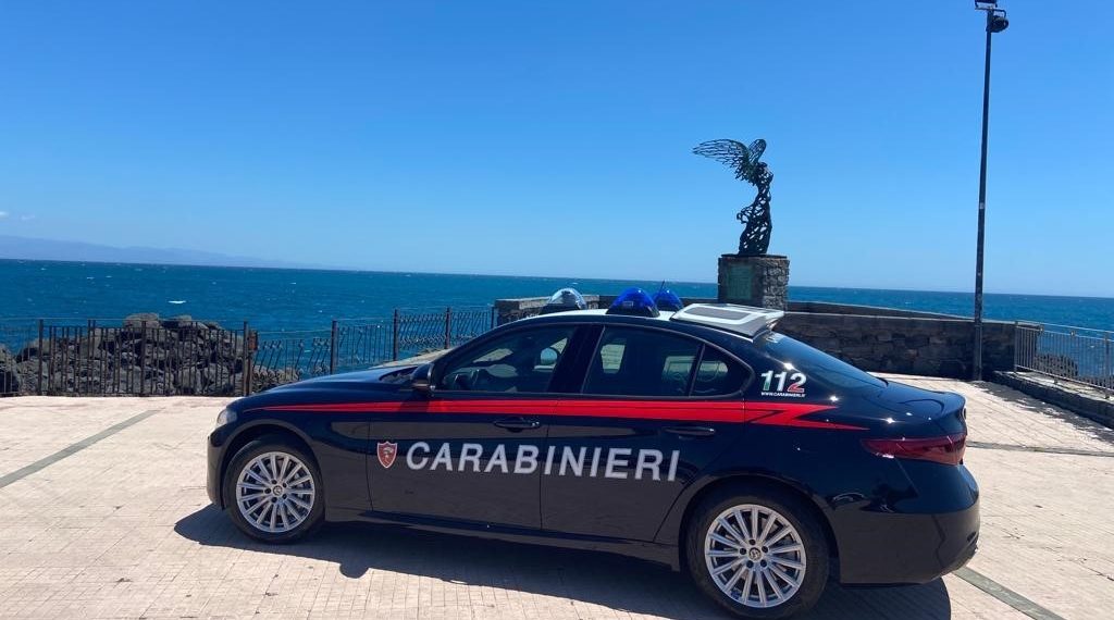 Giardini. Rubano zaini e borse in spiaggia: due minorenni denunciati dai carabinieri
