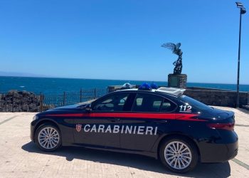 Giardini. Rubano zaini e borse in spiaggia: due minorenni denunciati dai carabinieri