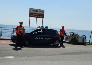 S. Teresa. Abbandona l’auto rubata dopo aver urtato due vetture in sosta: 37enne denunciato dai Cc di Taormina