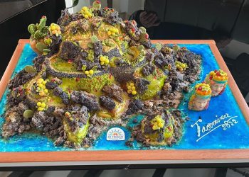 Natale. Panettone con marzapane a forma di Taormina donato al Comune dal maestro Giuseppe Di Fresco