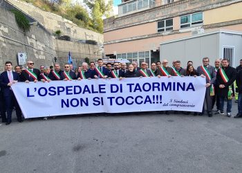 “L’ospedale di Taormina non si tocca”: protesta dei sindaci del Distretto D32 contro il depotenziamento del presidio sanitario