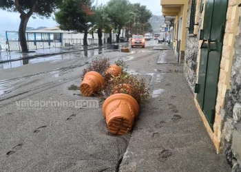 Taormina. Il sindaco: “Lungomare di Mazzeo allagato, la forza delle onde ha raggiunto anche i vicoli”