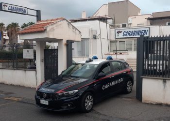Giardini. I Cc denunciano un anziano che alla guida di un’auto travolge un pedone e scappa